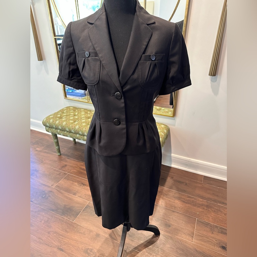 Vintage Y2K workplace. Nine West pleated two piece short sleeve Suit - size 8 P